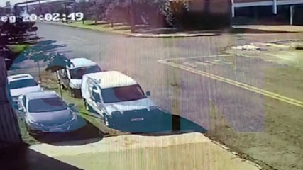 Vídeo mostra moto batendo em lateral de carro enquanto realizava ultrapassagem