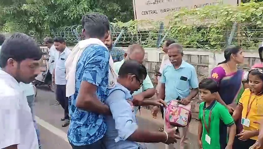 தஞ்சையில் விபத்தில் சிக்கிய பள்ளி குழந்தைகள் உள்பட 4 பேரை மீட்டு உதவிய துணைமேயர்