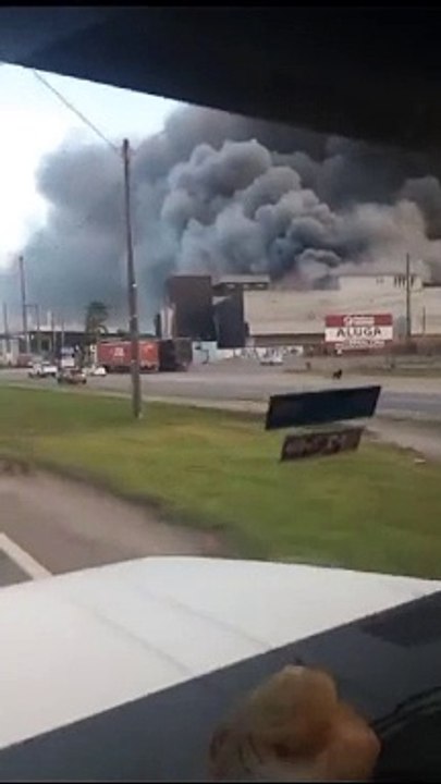 Incêndio de grandes proporções atinge fábrica da Cacau Show no ES