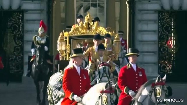 Carlo III in carrozza verso Westminster per il King's Speech