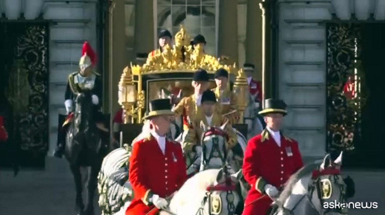 Carlo III in carrozza verso Westminster per il "King's Speech"
