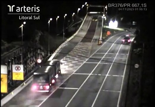 Caminhão sem freios tomba dentro da área de escape na BR-376 entre SC e o PR
