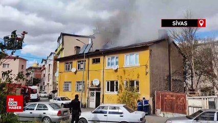 Sivas’ta binanın çatısında çıkan yangın paniğe neden oldu