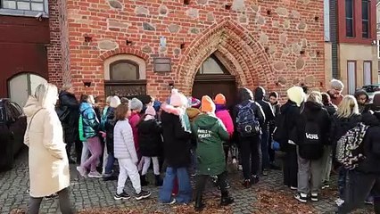 W plenerze z historią. Młodzi mieszkańcy Szczecinka poznają jego historię