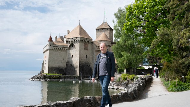 Un homme atteint de la maladie de Parkinson remarche normalement grâce à une neuroprothèse