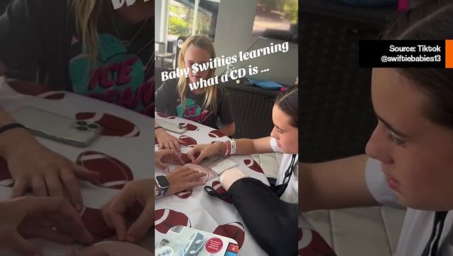 Hilarinen video näyttää, kuinka teini-ikäiset yrittävät avata Taylor Swiftin CD:tä; eivät olleet koskaan nähneet sellaista