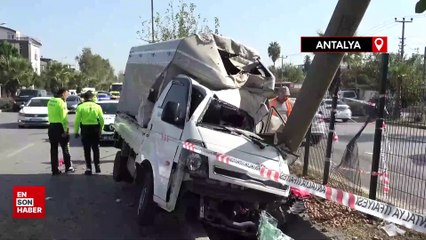 Ceviz yüklü kamyonet beton bloğa çarptı, araçta sıkışan genç sürücü acı içerisinde kıvrandı