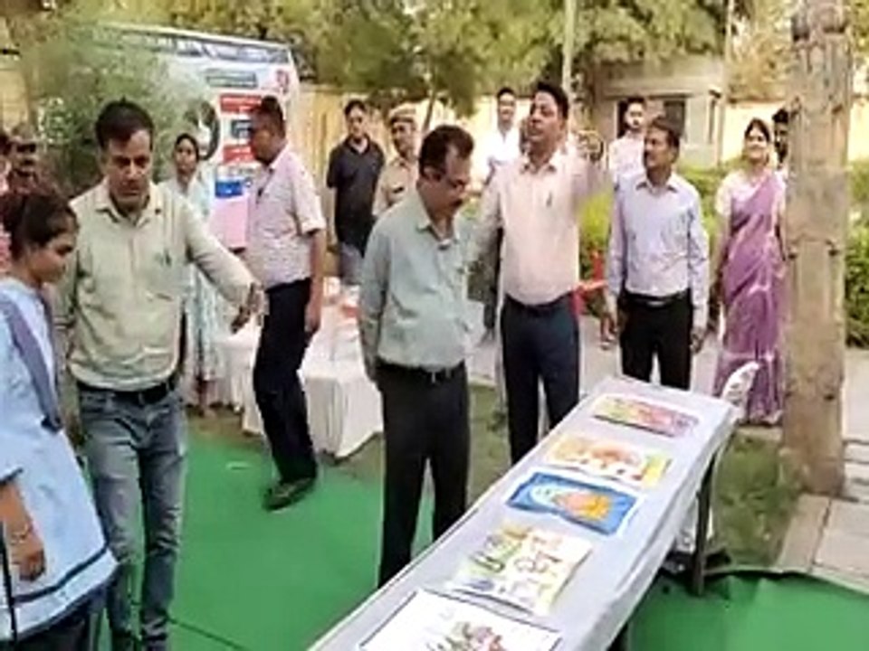 मतदाता जागरूकता के लिए 84 खम्भों की छतरी पर बना...