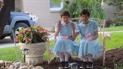 Twin Grandmas Who Are Best Friends Have Worn Matching Outfits Every Day Since There Were Kids