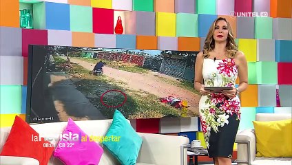 Video: Mujer cae bruscamente al suelo luego de que sujetos en moto intentaran quitarle su celular