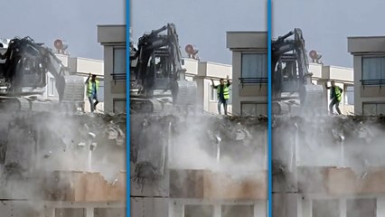 Tehlikeye aldırmayan işçi, 14 katlı binanın yıkımı sırasında çatıda dans etti