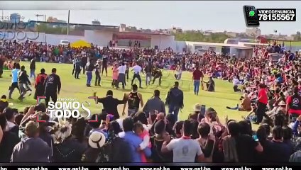 UN GRUPO DE PERUANOS AGREDIERON Y LANZARON PIEDRAS A MAJU RIOJA Y SU DELEGACIÓN