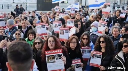 Folla davanti a Downing Street: portate a casa gli ostaggi