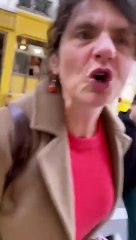 La vidéo du violent accrochage en plein Paris avec une conseillère du Ministère des affaires étrangères  surprise en train d'arracher les affiches des otages israéliens en hurlant "Israël assassin"