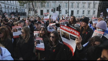 Folla davanti a Downing Street: portate a casa gli ostaggi