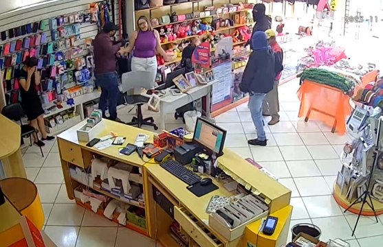 Assalto à mão armada em comércio de Fênix causa pânico e mobiliza PM; veja o flagrante