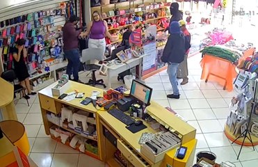 Assalto à mão armada em comércio de Fênix causa pânico e mobiliza PM; veja o flagrante
