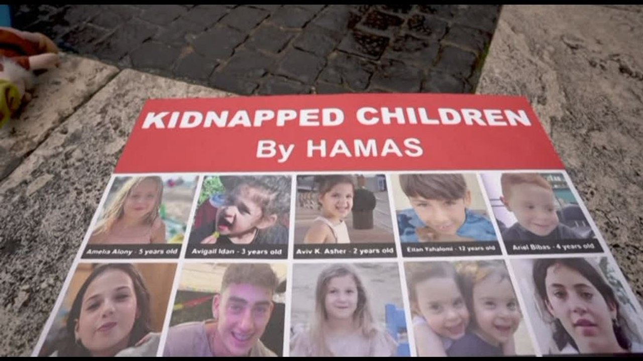 Roma, passeggini vuoti e giochi: flashmob per i bambini ostaggi di Hamas