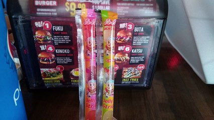 JohnDaGamer64's Munchies Review | Jin Jin Jelly Strip & Fruit Sando (International Edition)