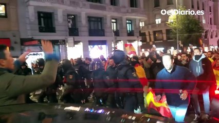 Un grupo de manifestantes contra la Amnistía abandona Ferraz y se dirige hacia Gran Vía