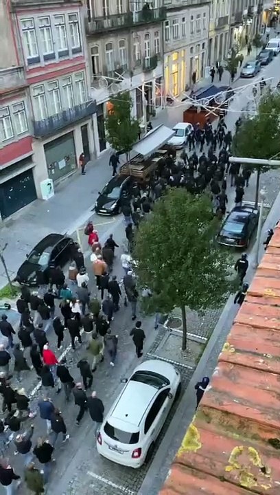 Adeptos do Antuérpia sob escolta policial a caminho do Estádio do Dragão