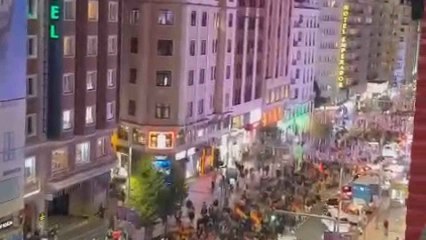 Manifestantes suben por Gran Vía