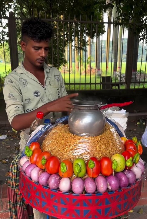 Famous Ghoti Gorom Chanachur Makha | Street food in India - video ...
