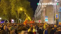 Un grupo amplio de manifestantes corta la Gran Vía madrileña