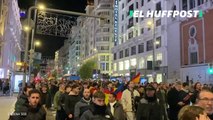 Un gran número de manifestantes contra la amnistía corta la Gran Vía madrileña