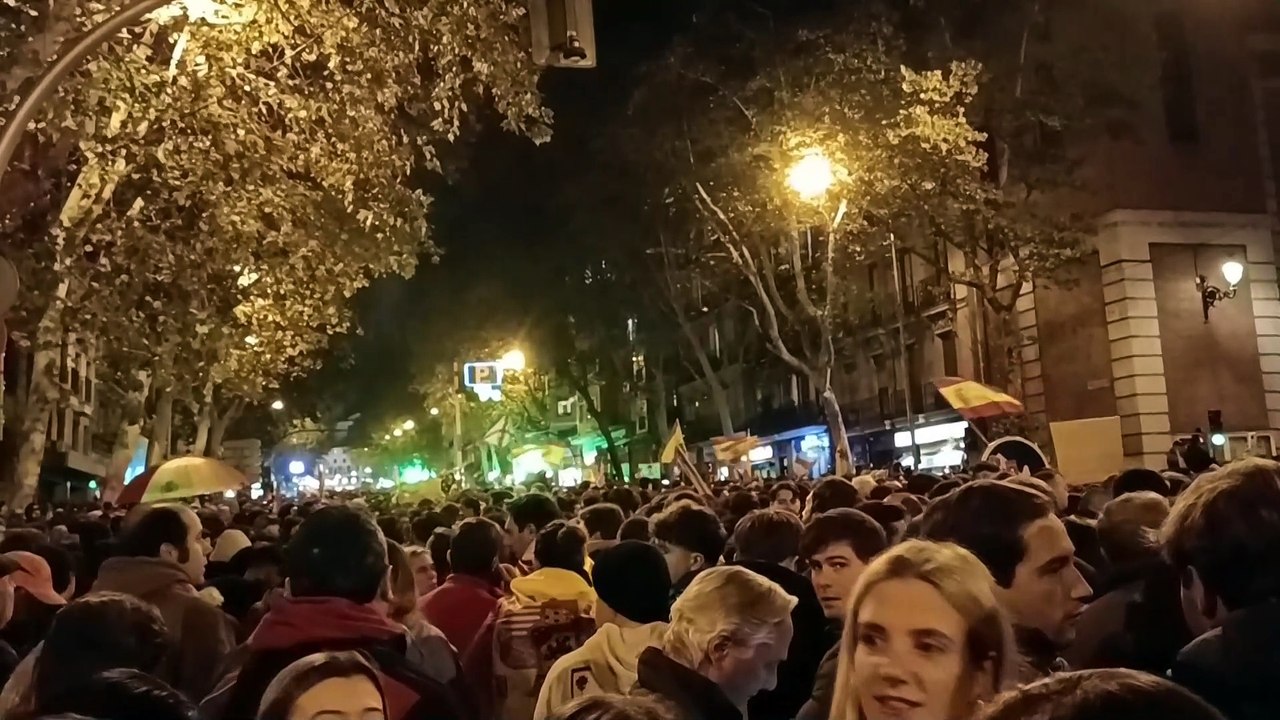 La Policía blinda Ferraz ante una nueva concentración contra la amnistía y un segundo grupo corta la Gran Vía