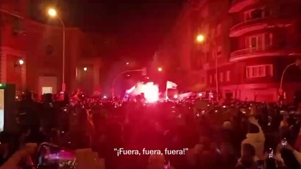 Miles de personas se manifiestan en la sede del PSOE en Madrid