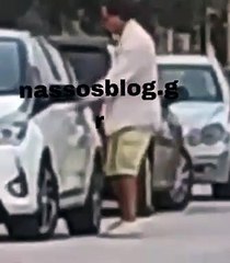 Ο Κωνσταντίνος Αγγελίδης περπατάει και οδηγεί αυτοκίνητο