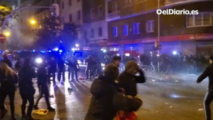 La Policía carga contra los manifestantes en Ferraz