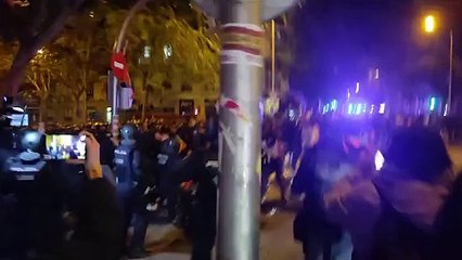 Cargas policiales en Ferraz contras los manifestantes tras romperse el cordón policial