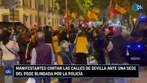 Manifestantes cortan las calles de Sevilla ante una sede del PSOE blindada por la Policía