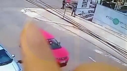 Câmera registra furto de Escort na Rua Visconde de Guarapuava