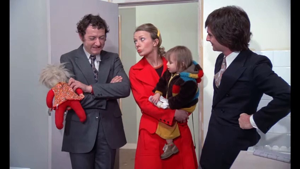 LE GRAND BAZAR Film - Extrait  avec  Coluche, Gérard Rinaldi, Jean Sarrus - La drôle de visite