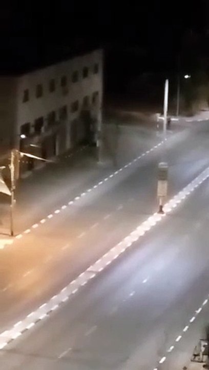 لحظة اطلاق جنود الاحتلال النار تجاه أحد الشبان في بلدة بيرزيت شمال رام الله