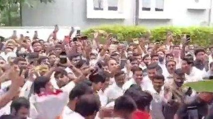 హైదరాబాద్: రేవంత్ రెడ్డి ఇంటి వద్ద జనసందోహం