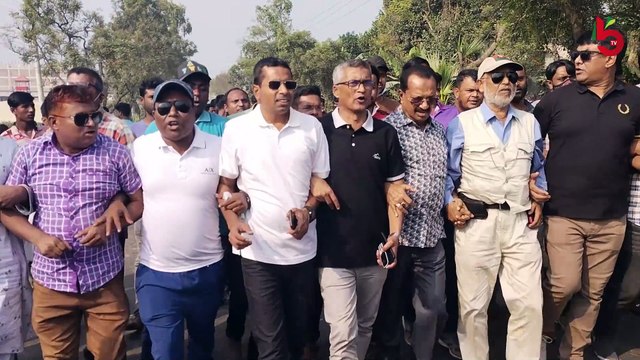 এক দফা দাবিতে অবরোধ চলাকালীন বগুড়ার বনানীতে বিক্ষোভ মিছিল করছে বিএনপি - বগুড়া টিভি