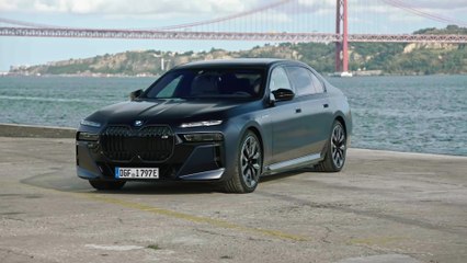 BMW i7 M70 xDrive Design Preview in Frozen Tansania Blue