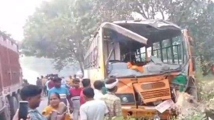 रायबरेली: यात्रियों से भरी तेज रफ्तार अनियंत्रित रोडवेज बस पेड़ से टकराई, एक दर्जन घायल