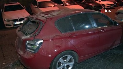 Metruk binadan dökülen taşlar park halindeki 3 aracı pert etti