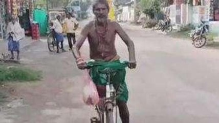 పశ్చిమ గోదావరి: ఒక కాలు లేదు... అయినా అభిమాన నేతకోసం...