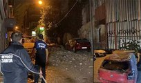 Beyoğlu'nda metruk binadan dökülen taşlar park halindeki 3 aracı pert etti