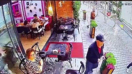 İstanbul Fatih'te Sokakta Yangın Çıkaran Şüpheliye Ait Güvenlik Kamerası Görüntüleri Ortaya Çıktı
