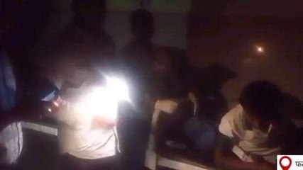 टॉर्च की रोशनी में टांका लगते ही चिल्लाया मरीज, जिला अस्पताल की बदहाली का वीडियो वायरल