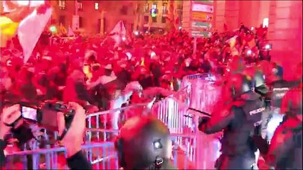 Grupos ultras revientan la manifestación de Ferraz y se enfrentan a la Policía