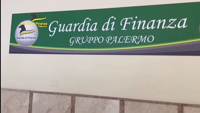 Nell'auto 45 chili di sigarette di contrabbando, gli scatoloni oscuravano il lunotto posteriore: due arrestati a Palermo