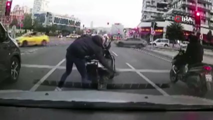 Yeni ceza yememe yöntemi! Motosikletin plakasını söktü tek tekerlek üzerinde gitti